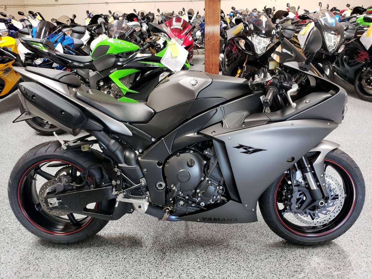 R 1 c 2. Yamaha Crossplane. R1 Crossplane. Yamaha r1 2012 кокпит. Yamaha r1 2014 серый металлик.