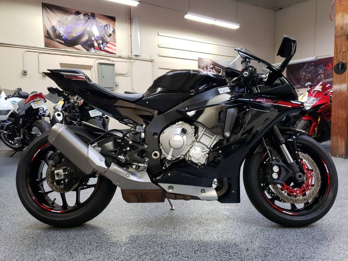 2015 Yamaha R1 Raven - AK MotorsAK Motors