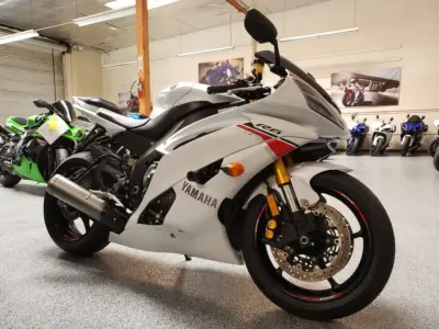 2015 Yamaha R6 Pearl White