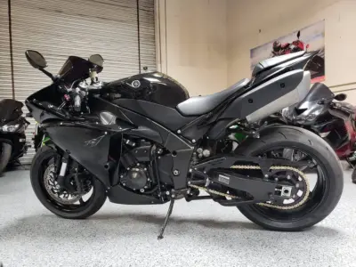 2011 Yamaha R1 Crossplane Raven