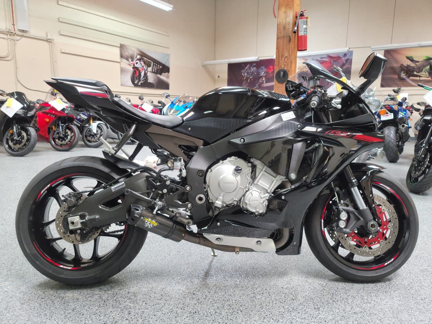 2015 Yamaha R1 RAVEN - 6000 Miles | AK Motors