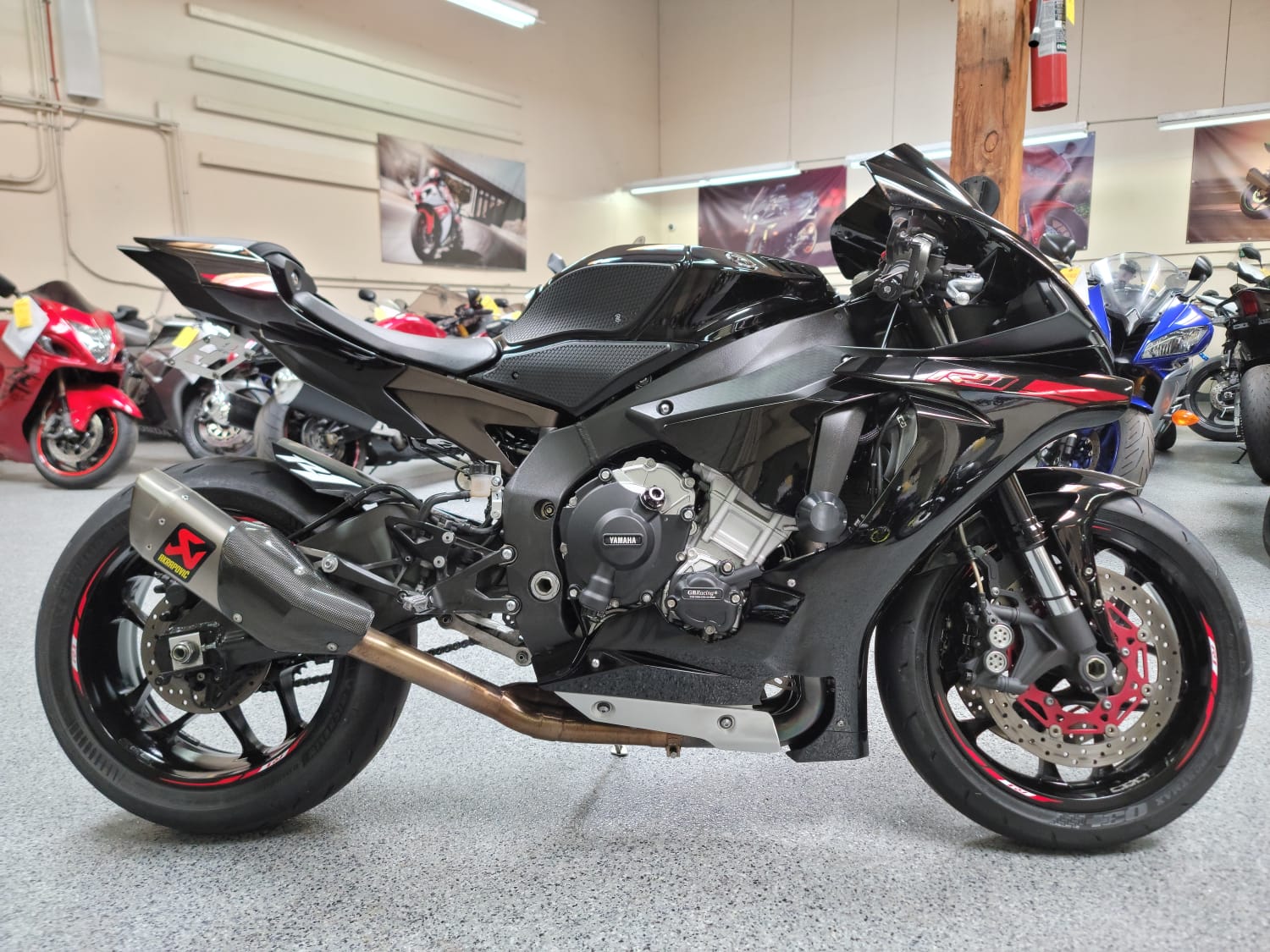 2015 Yamaha R1 RAVEN - AK Motors