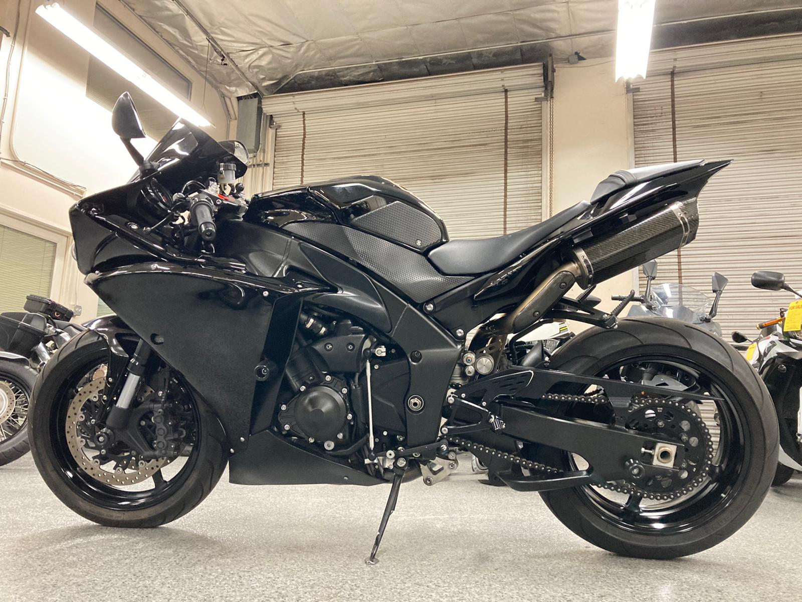 2011 Yamaha R1 Crossplane Raven - AK Motors