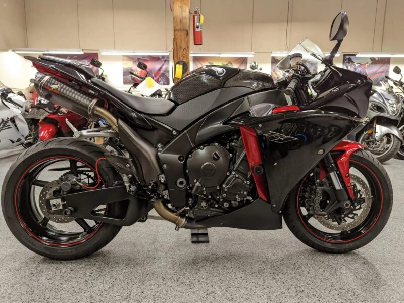 2011 Yamaha R1 Raven