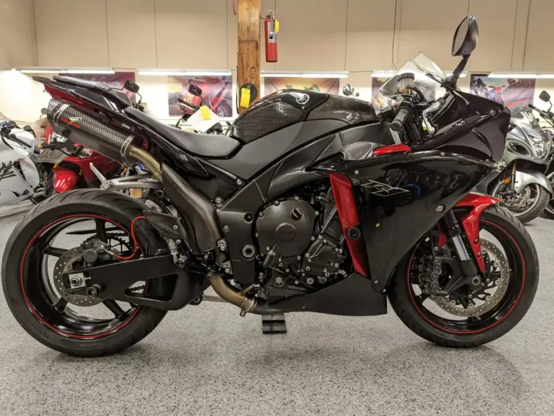 2011 Yamaha R1 Raven