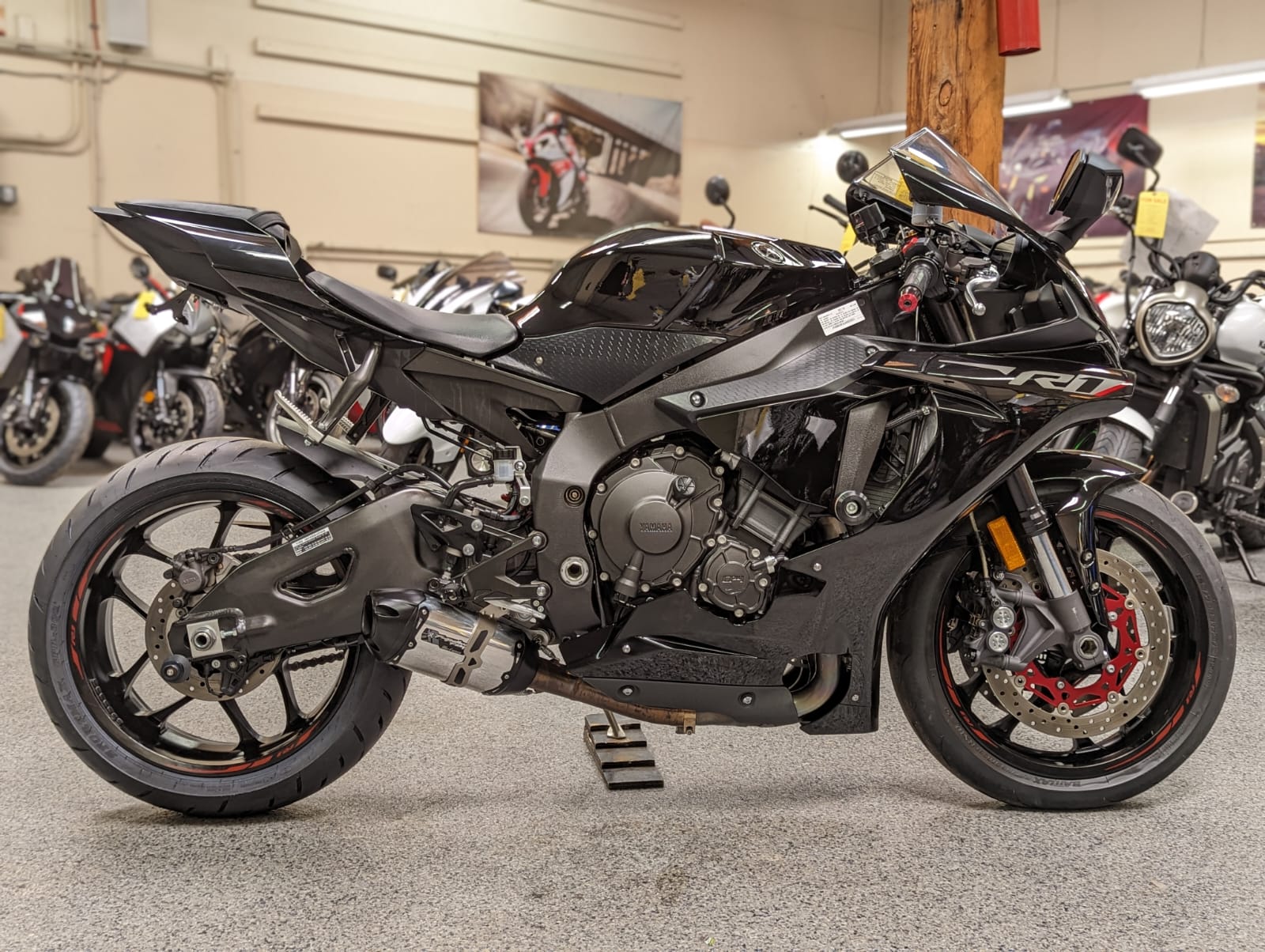 Yamaha r1 online 2018 black