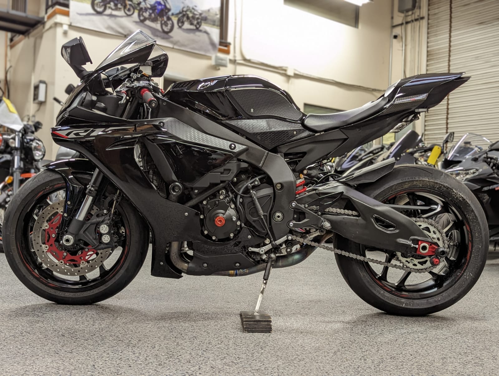 2018 Yamaha R1 RAVEN - AK MotorsAK Motors