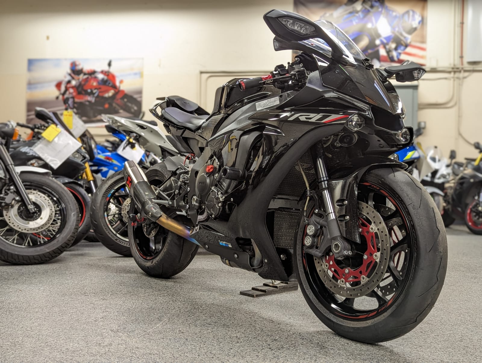 2018 Yamaha R1 RAVEN - AK MotorsAK Motors