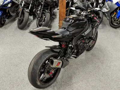 2018 Yamaha R1 RAVEN