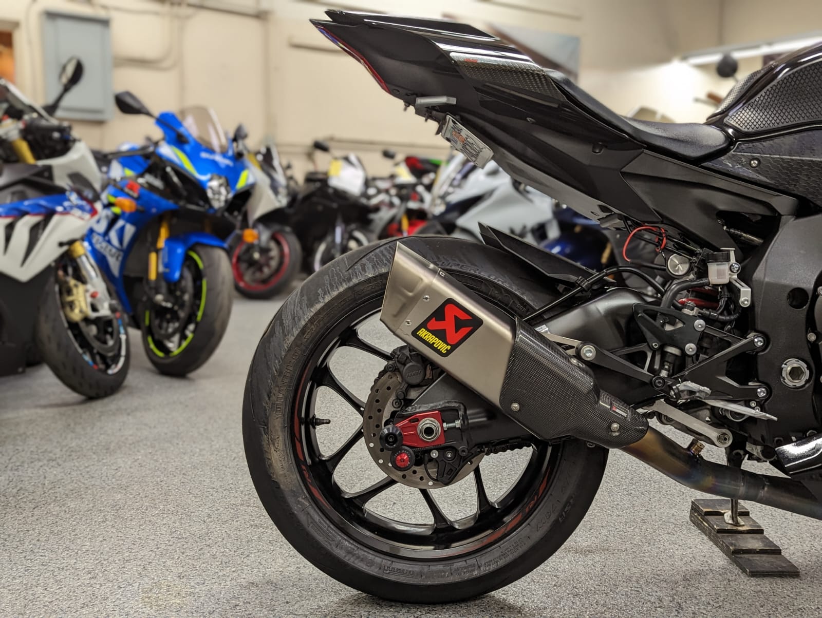 2018 Yamaha R1 RAVEN - AK MotorsAK Motors