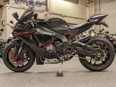 2015 Yamaha R1 RAVEN