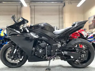 2011 Yamaha R1 Crossplane Raven