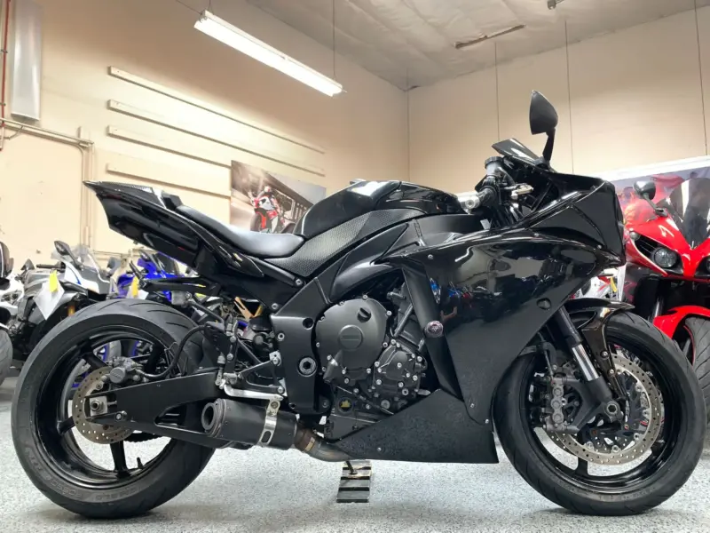 2011 Yamaha R1 Crossplane Raven
