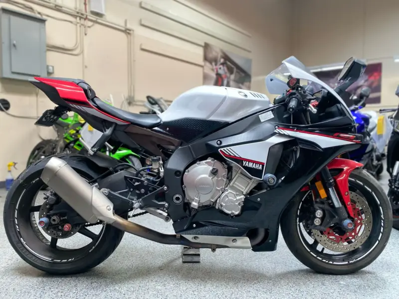 2016 Yamaha R1S
