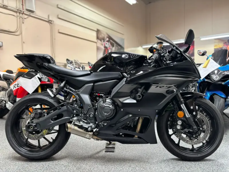 2025 YAMAHA R7